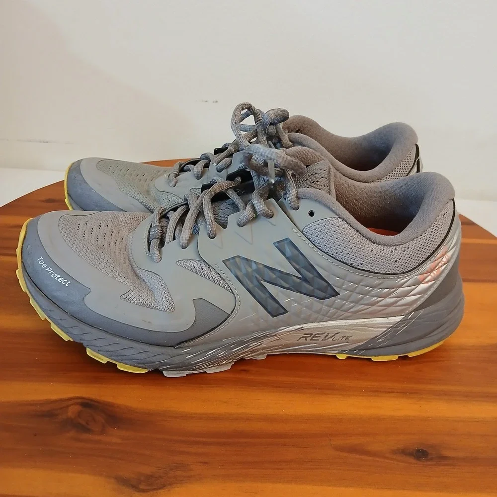 New Balance Summit QOM Women's Size 8 Grey Trail Running Shoes Sneakers